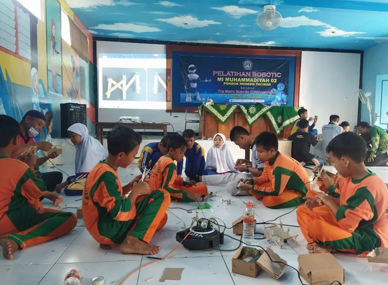 Siswa MIM 2 Pondok Modern Paciran Berlatih Merakit Robot Kaki Enam