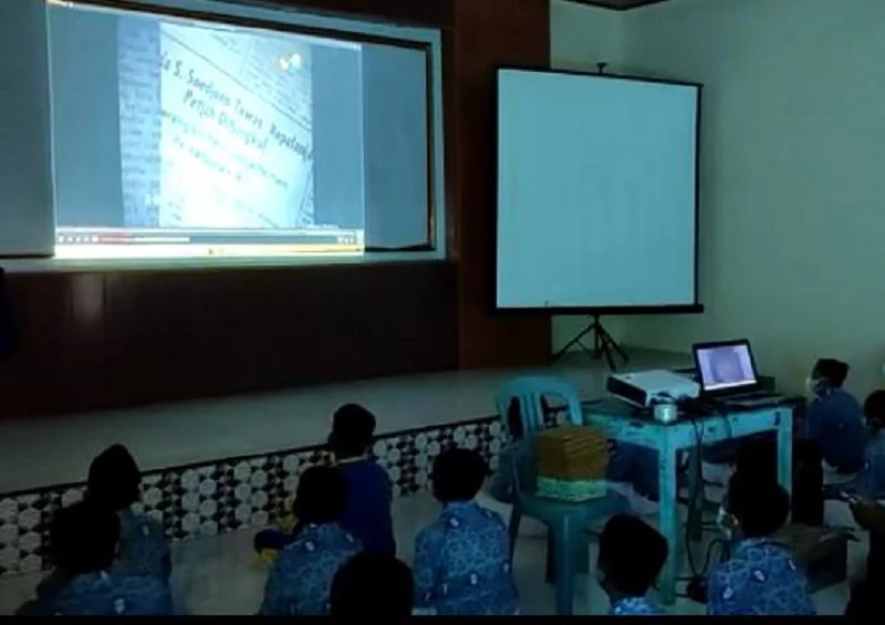 Siswa MTs Muda Kedungadem Nobar Film G30S/PKI