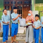 Siswa MTsM Wotan Bagikan 40 Paket Sembako