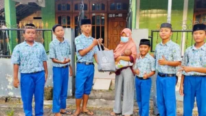 Siswa MTsM Wotan Bagikan 40 Paket Sembako