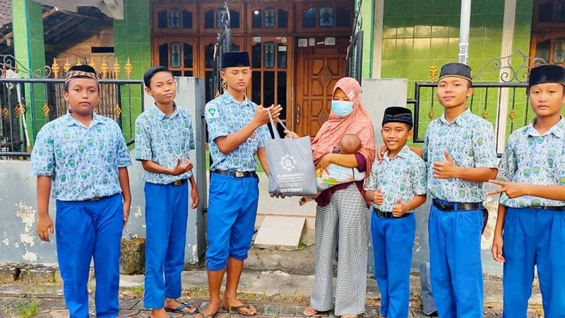 Siswa MTsM Wotan Bagikan 40 Paket Sembako