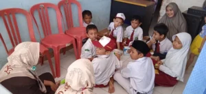Kunjungi Teman setelah Kecelakaan , Siswa Mimsix Berikan Bantuan Ini