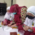 Asyiknya Siswa SD Muri Berkolase dari Kertas Krep