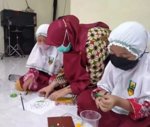 Asyiknya Siswa SD Muri Berkolase dari Kertas Krep
