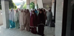 Lancarkan Rezeki, Siswa SD Muri Pembiasaan Pagi Ini