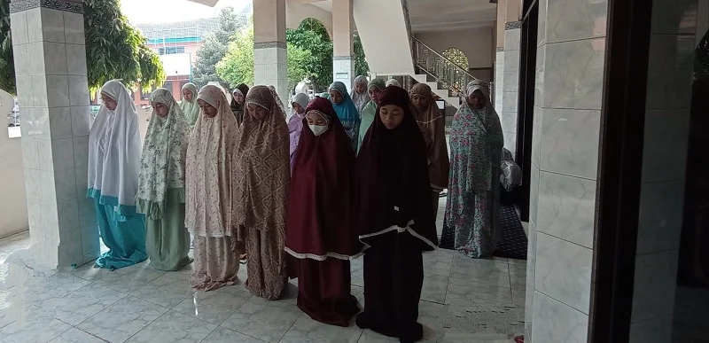 Lancarkan Rezeki, Siswa SD Muri Pembiasaan Pagi Ini