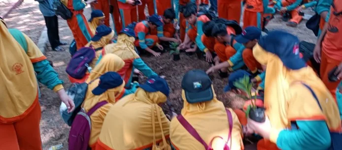 Asyiknya Siswa SD Musix Belajar Bercocok Tanam