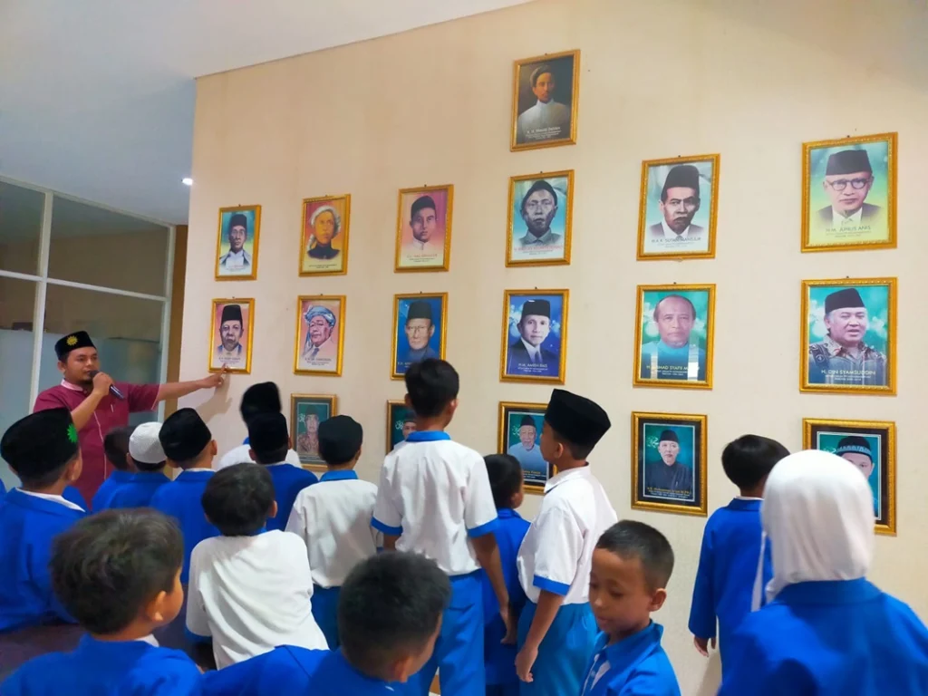 Hari Pahlawan, Siswa SD Kagumi Kunjungi GDM Gresik