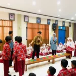 Siswa SDMM Bermain Game dan Membatik dengan Guru Asal Thailand