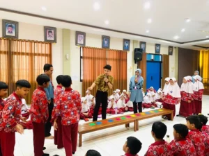 Siswa SDMM Bermain Game dan Membatik dengan Guru Asal Thailand