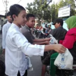 Sebar Takjil Gratis untuk Melatih Jiwa Sosial Siswa