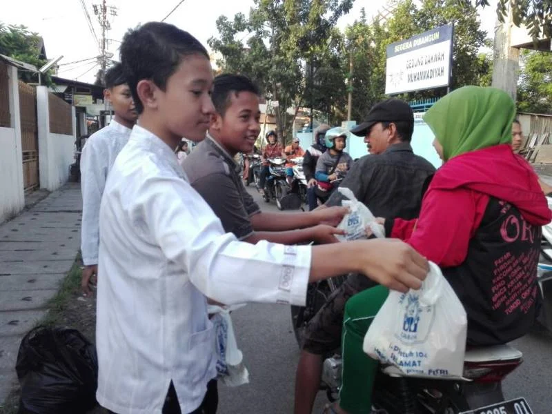 Sebar Takjil Gratis untuk Melatih Jiwa Sosial Siswa