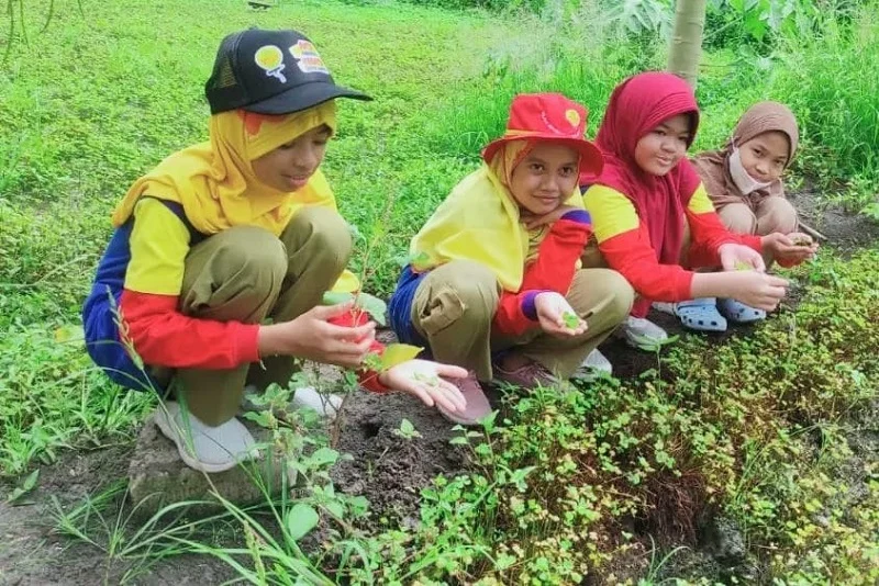 Belajar Kenampakan Alam Surabaya, Siswa Sekolah Kreatif Ini Kunjungi Kampung Semanggi