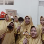 Santriwati MBS Madinatul Ilmi Belajar dan Belanja Olahan Kayu dan Batok di Kediri