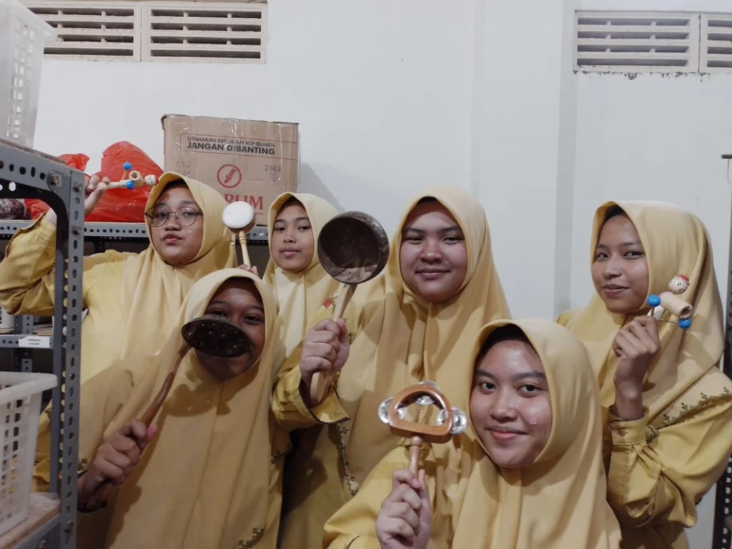 Santriwati MBS Madinatul Ilmi Belajar dan Belanja Olahan Kayu dan Batok di Kediri