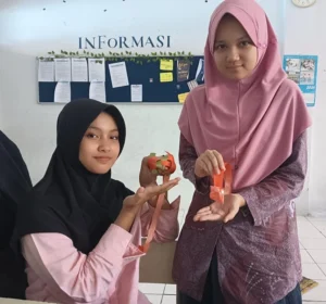 Siswa Spemdalas Bikin Kreasi Ketupat