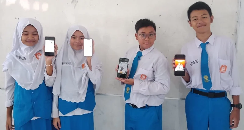 Siswa Spemdalas Bikin Poster Digital Rekrutmen Kader Parpol di P5