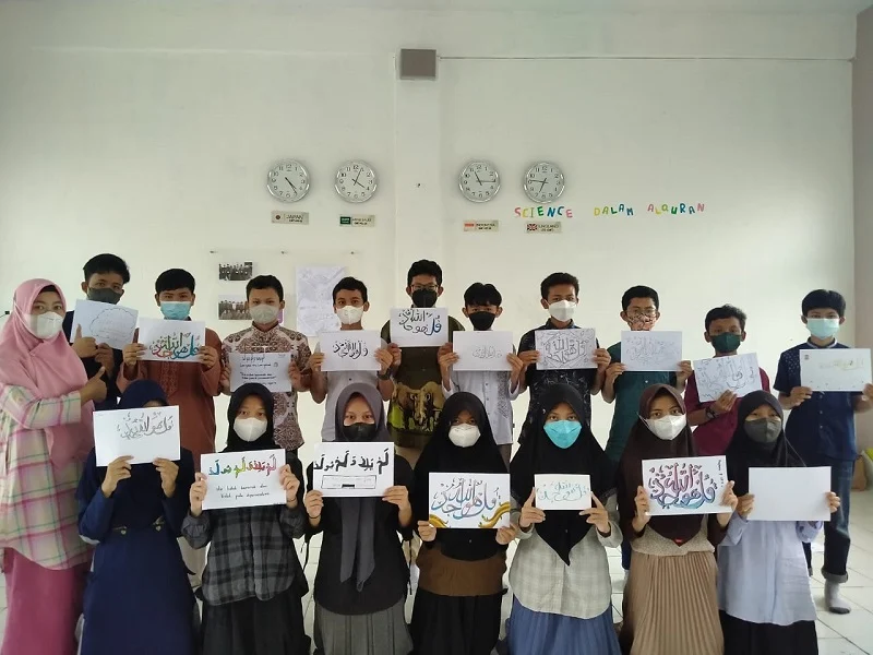 Serunya Siswa Spemdalas Membuat Kaligrafi pada PKDA