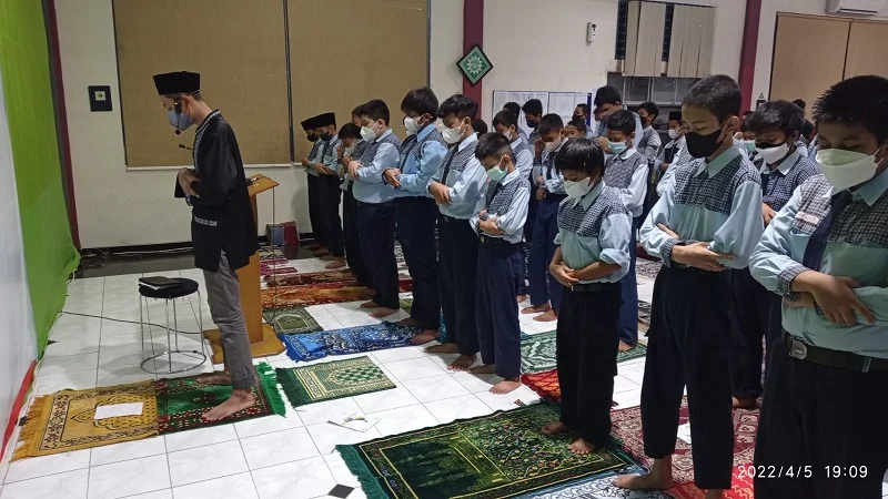 Siswa Spemdalas Jadi Imam Tarawih di SD Berlian