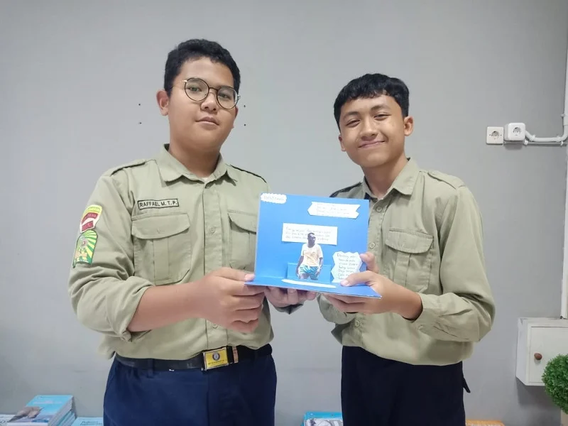 Kenang Legenda Sepak Bola, Siswa Spemdalas Bikin Pop-up Book Pele