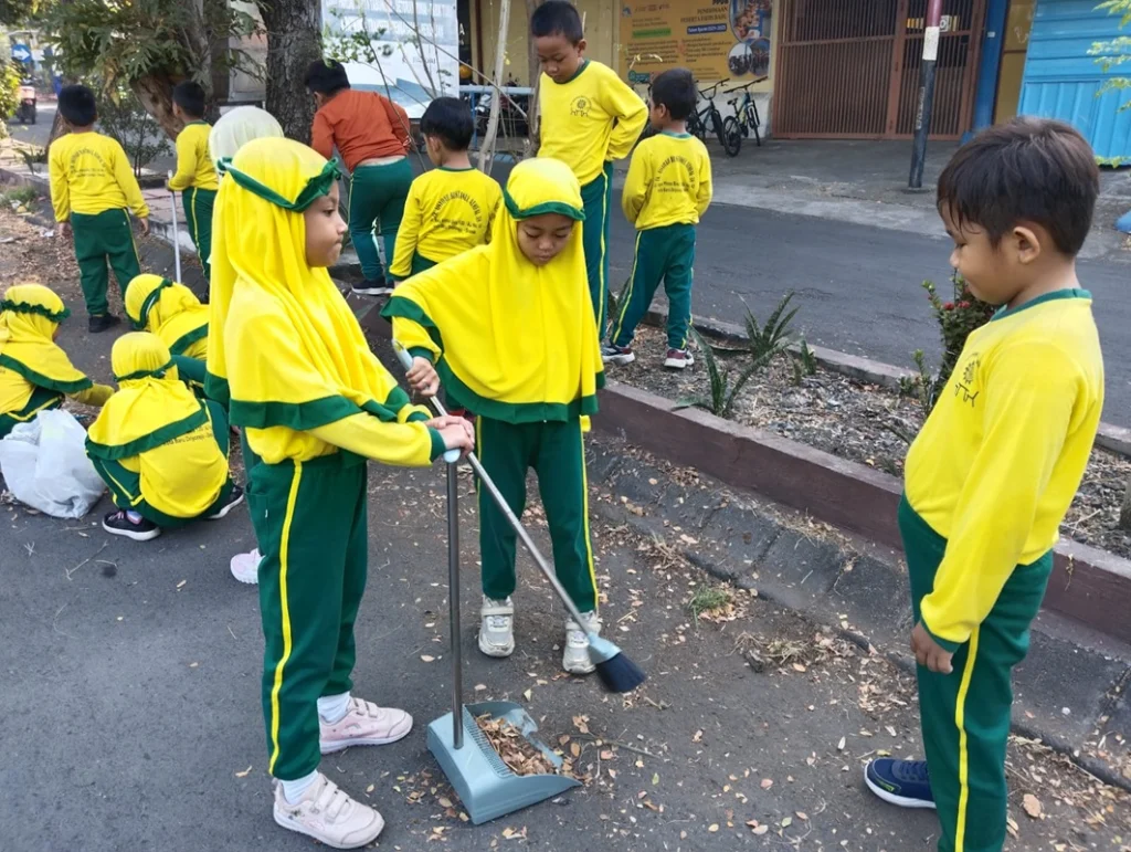 Peringati Milad Aisyiyah, Siswa TK Aisyiyah 38 Kota Baru Driyorejo Bawa 40 Sapu