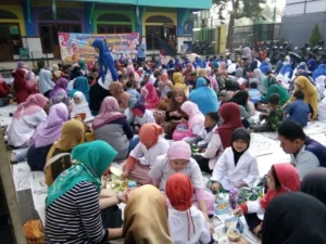 Makan Bersama Beralas Koran, Serunya Masa Orientasi Siswa Baru SD Muhammadiyah 15 Surabaya