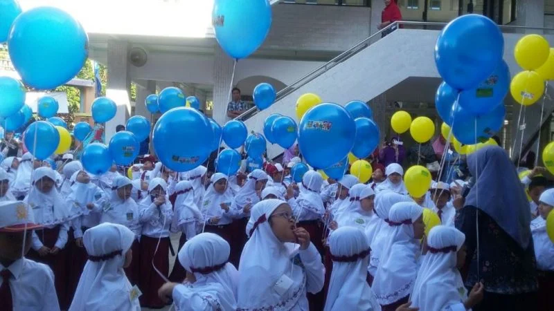 Di Hari Pertama Sekolah, Siswa Baru SD Muhammadiyah 18 Surabaya Terbangkan Balon Cita-citanya ke Langit