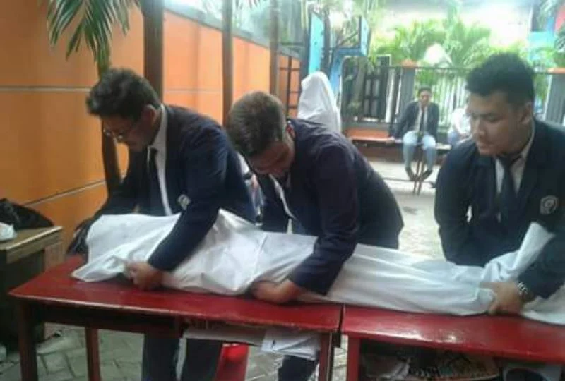 Diwarnai Tangis Haru, Siswa Sekolah Muhammadiyah Ikuti Ujian Merawat Jenazah