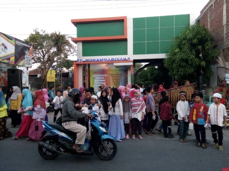 Unik, SD Muhammadiyah 8 Surabaya Bagi-Bagi Takjil dengan Diiringi Musik Perkusi