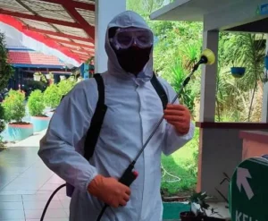Sosok di Balik Baju Hazmat di Berlian School
