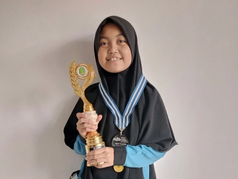 Siswi SMP SPEAM Juara I Kompetisi Sains