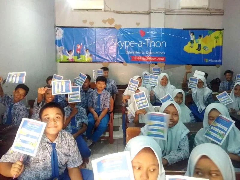 Anak-Anak Ini Bertanya Kiat Sukses Direktur Microsoft Saat Telekonferensi