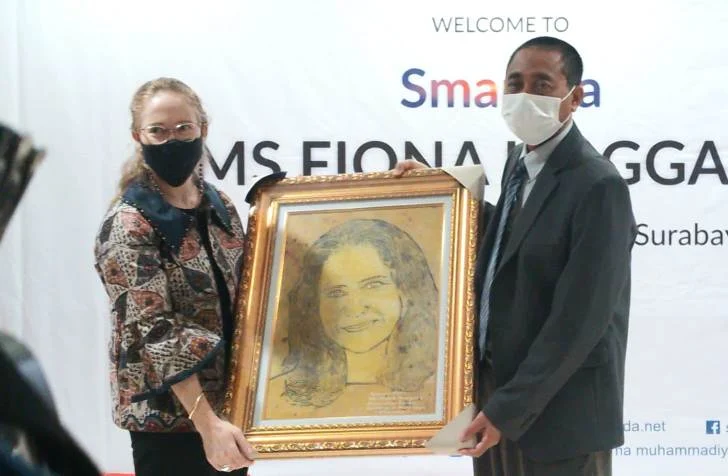 Konjen Australia ke Smamda Dapat Lukisan Potret