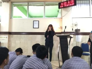 Guru Thailand Ini Grogi Juga Berbicara di Depan Seribu Siswa
