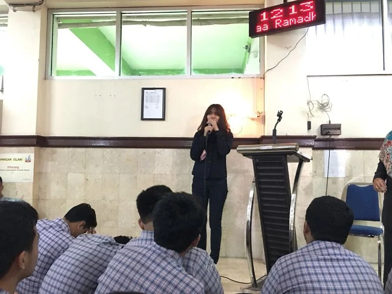Guru Thailand Ini Grogi Juga Berbicara di Depan Seribu Siswa