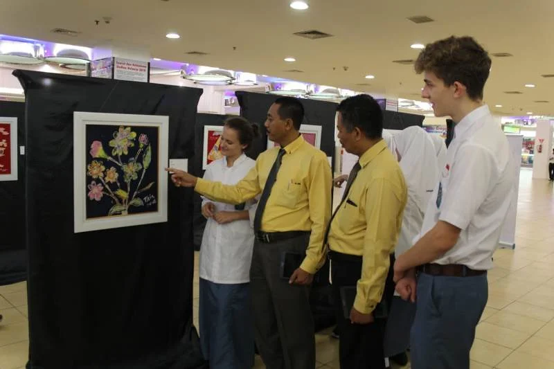 Di Antara Lukisan yang Dipamerkan Itu Ada Karya Batik Brasil