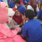 Memaknai Kemerdekaan Para Siswa Ini Bermain dengan Penghuni Pondok Sosial