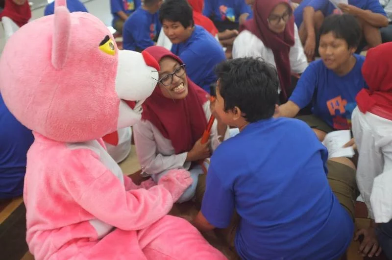 Memaknai Kemerdekaan Para Siswa Ini Bermain dengan Penghuni Pondok Sosial