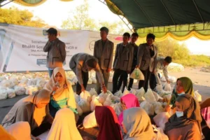 Masyarakat Desa Terharu Saat Para Siswa datang Membawa Sembako dan Dua Sapi