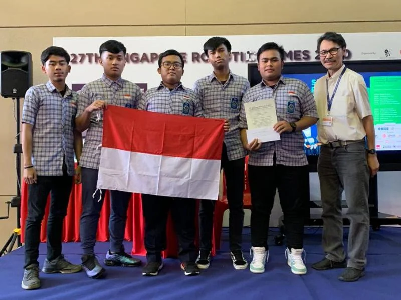 Smamda Surabaya Raih Juara Kontes Robotik di Singapura