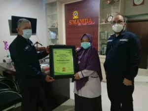Sekolah Taat Prokes Terima Sertifikat