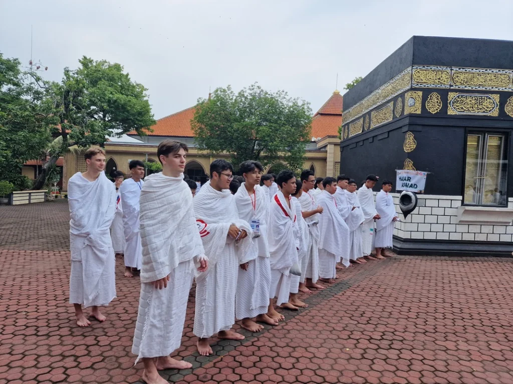 Siswa Asal Finlandia Manasik Haji Bareng Smamda