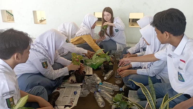 Sambut Hari Bumi Sedunia, IPM Smamda dan Siswa asal Jerman Lakukan Ini