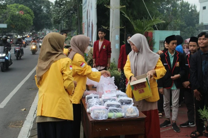 Jalin Ukhuwah, Smamga Jember Ajak Siswa SMP Bagi Takjil
