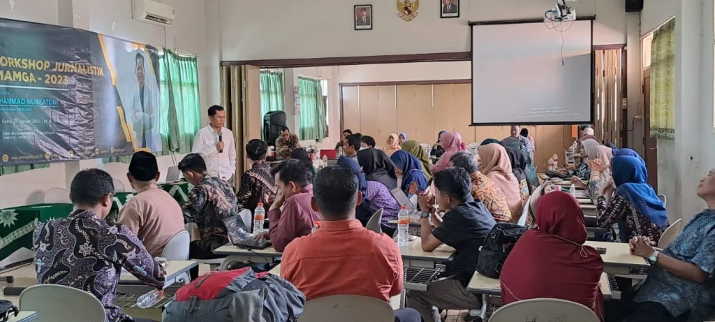 Workshop Jurnalistik Smamga Surabaya: Menulis Mengabadikan Kita
