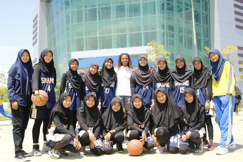 Atlet Basket Smamio Berlatih bersama Pelatih Amerika