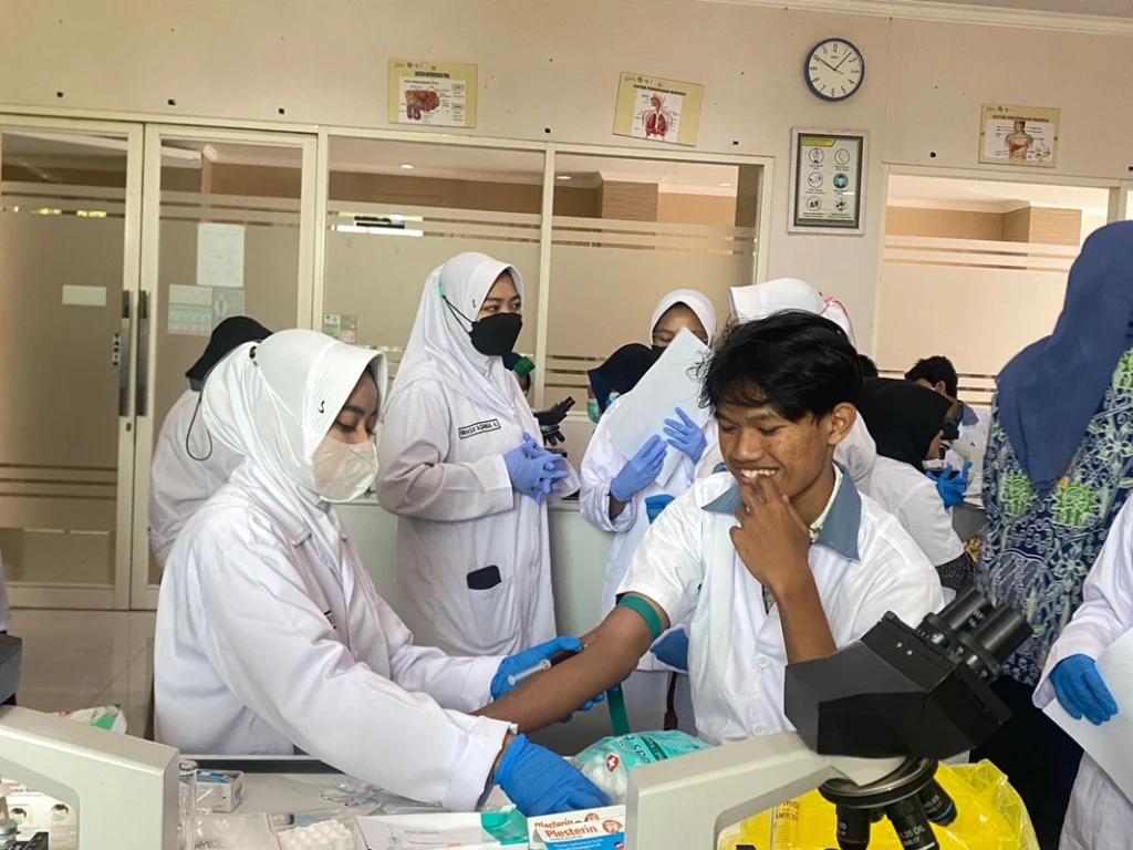 Pembuatan Preparat Sediaan Darah di Research Study Smamio