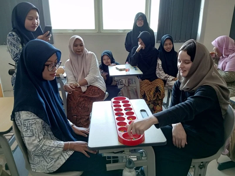 Siswa Smamio Ajak Pelajar AS Bermain Dakon dan Cicipi Cendol