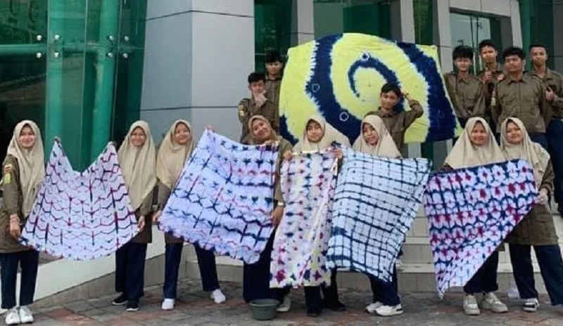 Siswa Smamio Kreasi Batik Jumputan