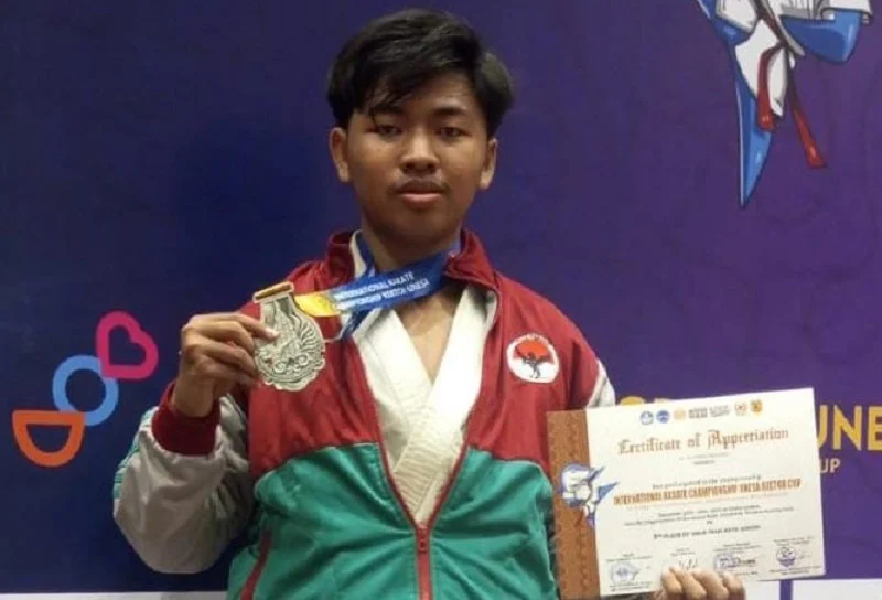 Siswa Smamita Juara International Karate Championship Unesa Rector Cup